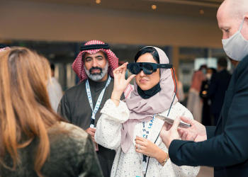 صورة لفتاة تستعرض الواقع المعزز