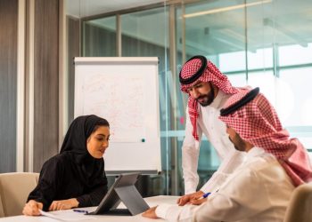 كيف يتم بناء وربط الخطط الاتصالية المختلفة؟